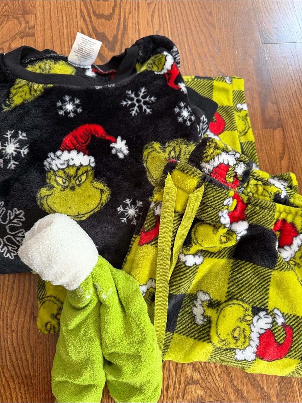 The Grinch plush fleece plaid lounge set - size XL  plus socks!